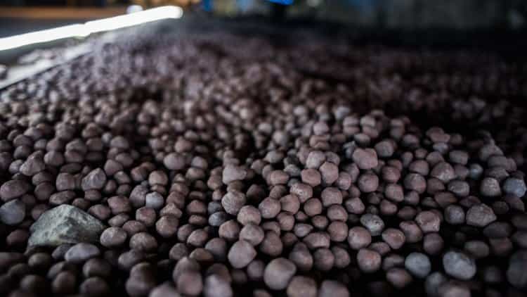 China iron ore, coke futures tumble on Tangshan pollution clampdown