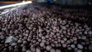 China iron ore, coke futures tumble on Tangshan pollution clampdown