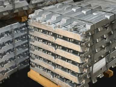 Aluminium hits 5-week high on fund buying, alumina shortage